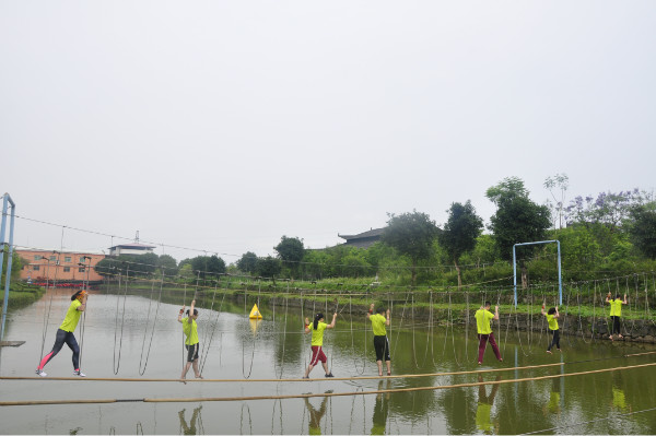 站穩(wěn)了~不然可是會濕身的