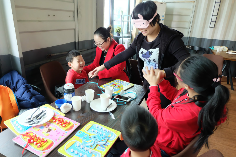 蒙眼找寶寶來(lái)啦